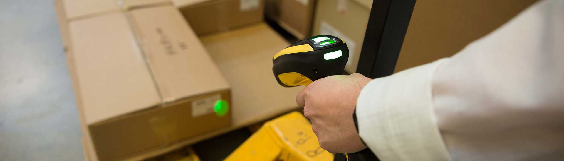 Handscanner scannt Paket auf Gabelstapler